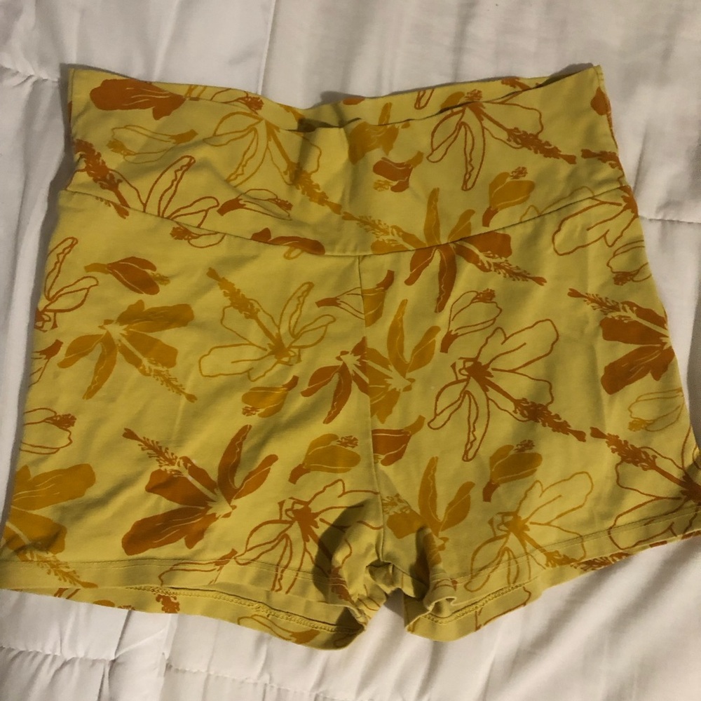 Kealopiko Hibiscus Shorts